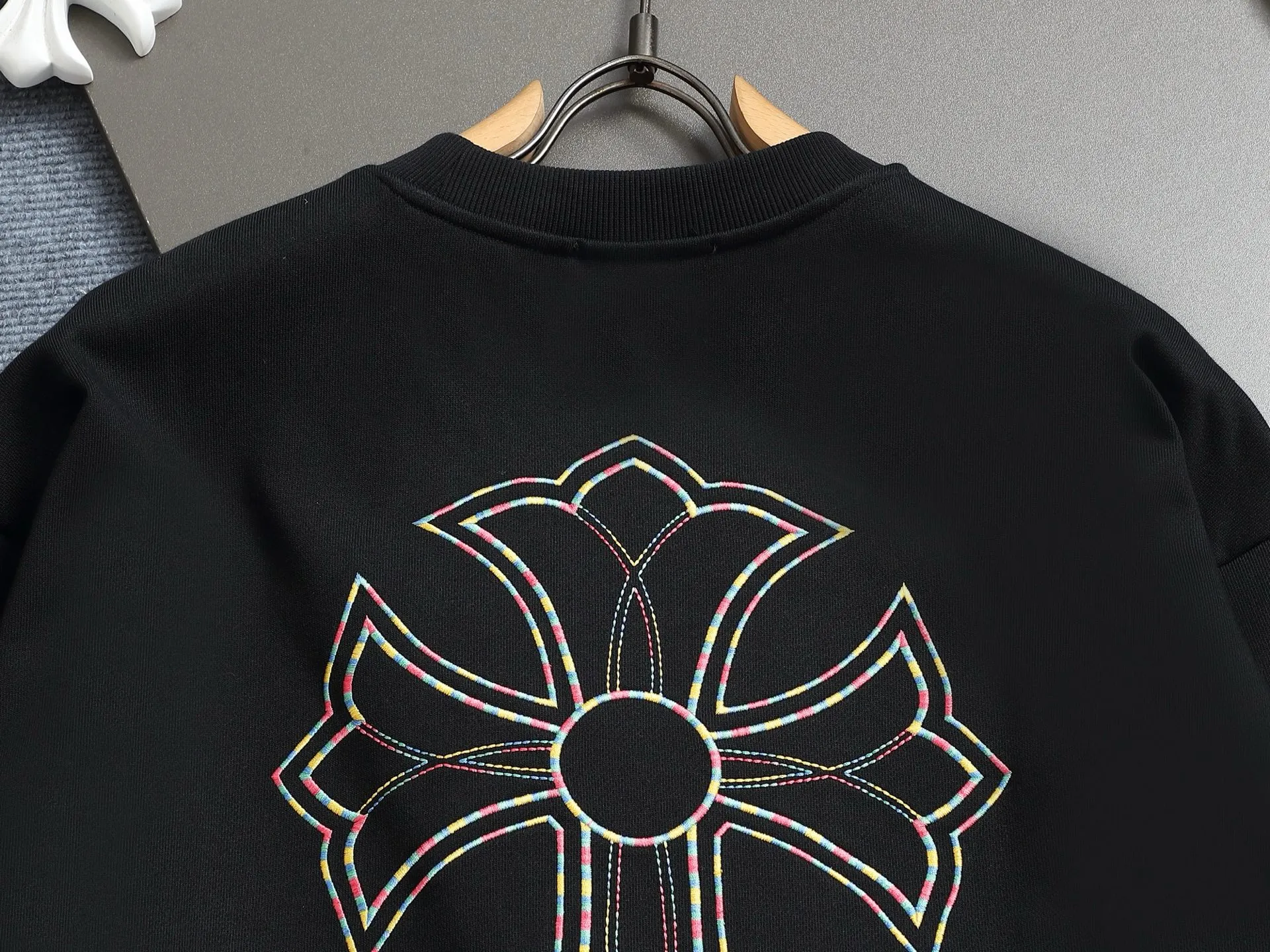 P250 Chrome hearts ch Chrome hearts cross horse LOGO round neck sweatshirt with thousands of needle embroidery crafts. Large version. Loose and stylish. The difference is the low version, the slim version, the upper body and the crotch. 100% commitment: top quality, not fast food. The highest version on the market. Top quality, 450 grams. 26 custom-dyed double yarn cotton, same style for men and women, complete with three standards. Color: Black White Size: SMLXL